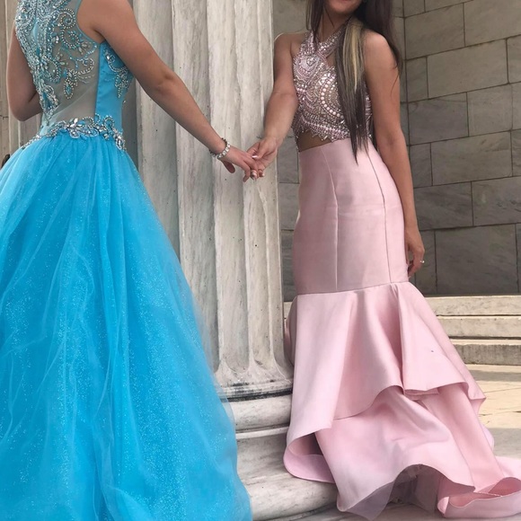 🆕Gorgeous layered pink beaded open back prom gown - Picture 4 of 16